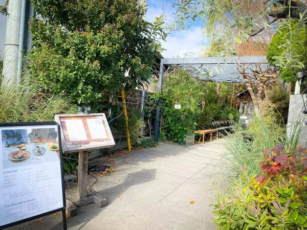 「【鎌倉グルメ】緑の中で味わう『GARDEN HOUSE KAMAKURA』のランチプレートが絶品！」の画像