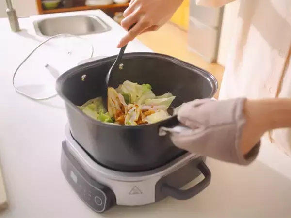 「2025年冬の最新「電気鍋＆調理器」。鍋も揚げ物もより手軽に美味しく楽しめる4台」の画像