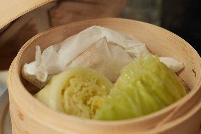 【節約＆量増しレシピ】ダイエットにも！ジューシーな「蒸し鶏のキャベツ巻き 柚子みそだれ」