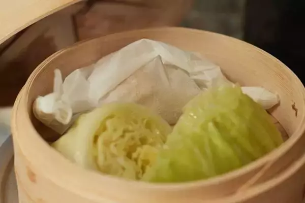 「【節約＆量増しレシピ】ダイエットにも！ジューシーな「蒸し鶏のキャベツ巻き 柚子みそだれ」」の画像