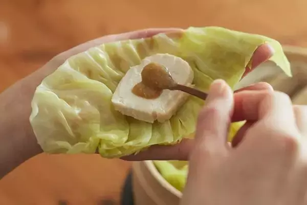 「【節約＆量増しレシピ】ダイエットにも！ジューシーな「蒸し鶏のキャベツ巻き 柚子みそだれ」」の画像