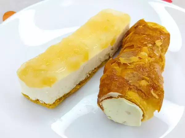 「【実食レポ】ファミマの凍ったまま食べる新感覚冷凍スイーツ「パイコロネ」＆「白桃のタルト」を食べてみた」の画像