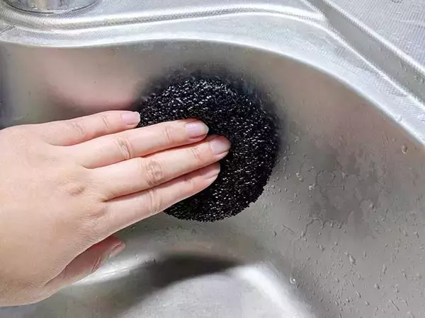 「【年末大掃除】驚くほどピカピカに！ ダイソーマニア激推しの超優秀「キッチン掃除グッズ」7選」の画像