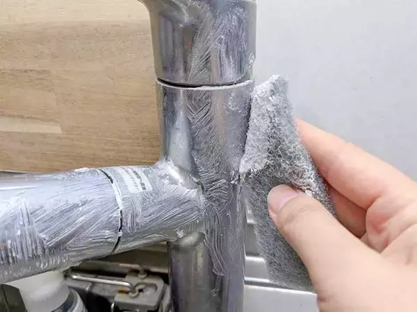 「【年末大掃除】驚くほどピカピカに！ ダイソーマニア激推しの超優秀「キッチン掃除グッズ」7選」の画像