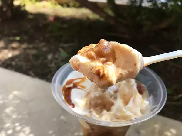 「ミニストップで大人気！ キャラメルの甘じょっぱさがたまらない「塩キャラメルプリンパフェ」を食べてみた」の画像