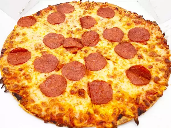 「宅配ピザの定番「ペパロニピザ」はどこのが一番ウマい？ ピザーラ、ドミノ・ピザ、ピザハットの3社を食べ比べしてみた！」の画像