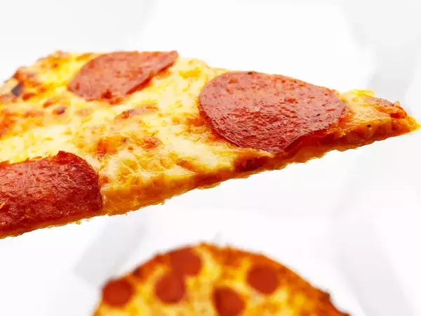 「宅配ピザの定番「ペパロニピザ」はどこのが一番ウマい？ ピザーラ、ドミノ・ピザ、ピザハットの3社を食べ比べしてみた！」の画像