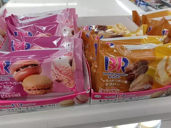 「サーティワンの人気フレーバーがファミマでマカロンになって登場。その味わいは？」の画像