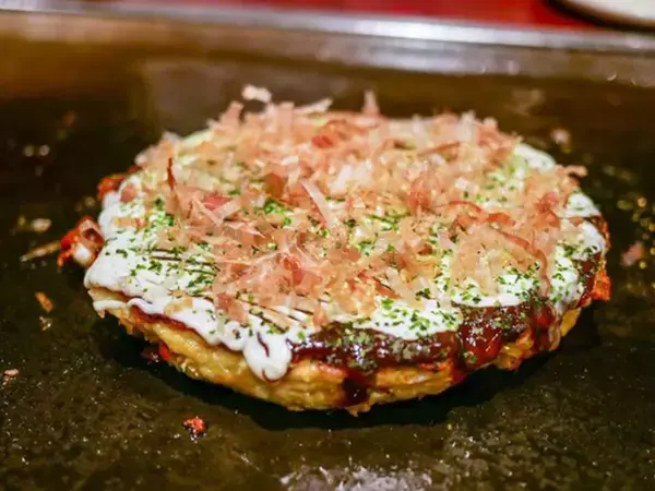 「【老舗の名店】大阪・曽根崎に息づく粉もん文化を支え続ける『お好み焼 ゆかり 本店』の名物「豚玉」」の画像