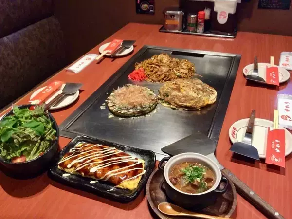 「【老舗の名店】大阪・曽根崎に息づく粉もん文化を支え続ける『お好み焼 ゆかり 本店』の名物「豚玉」」の画像