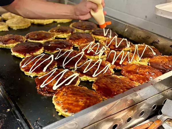 「【老舗の名店】大阪・曽根崎に息づく粉もん文化を支え続ける『お好み焼 ゆかり 本店』の名物「豚玉」」の画像