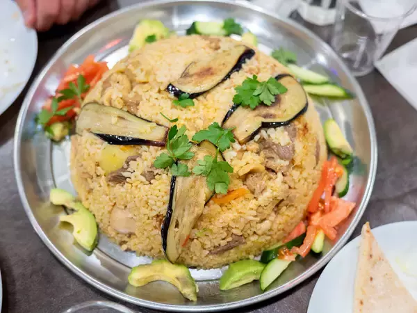 「謎多き中東の激ウマごはん「マクルーバ」とは？ 神楽坂の人気エジプト料理店で食べてきた」の画像