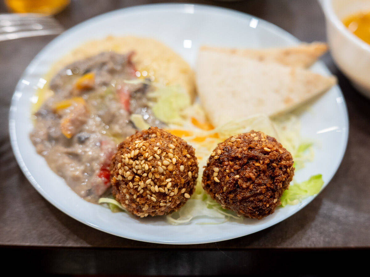 謎多き中東の激ウマごはん「マクルーバ」とは？ 神楽坂の人気エジプト料理店で食べてきた
