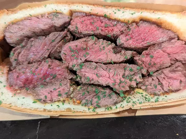 「【実食レポ】300gのステーキサンドが圧巻！ 下北技で話題の店『STABLER』（下北沢）の「ミートサンド」を食べてきた」の画像