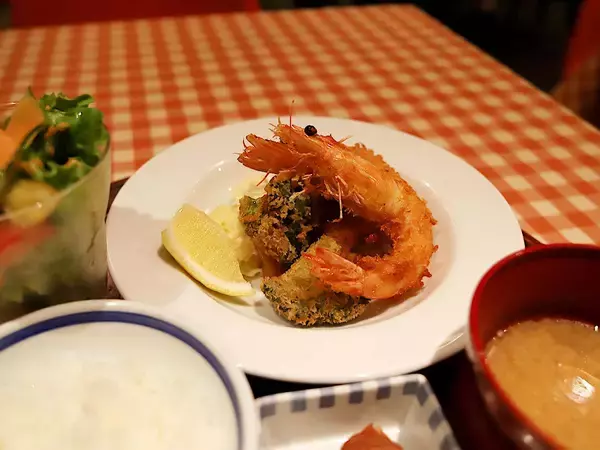 「大阪の地下街に名店あり！ 食通が通う心斎橋の食堂『御堂筋ロッヂ』の「海老フライ定食」」の画像