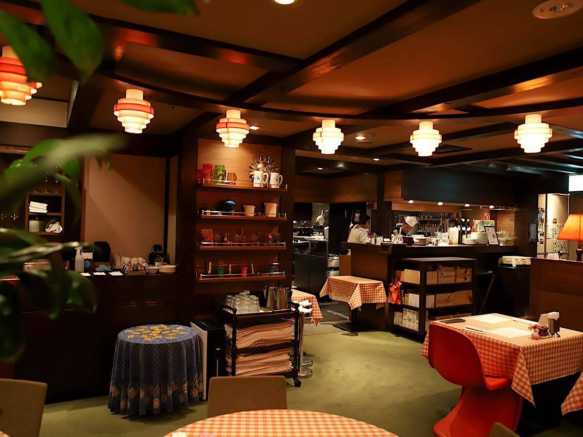 大阪の地下街に名店あり！ 食通が通う心斎橋の食堂『御堂筋ロッヂ』の「海老フライ定食」