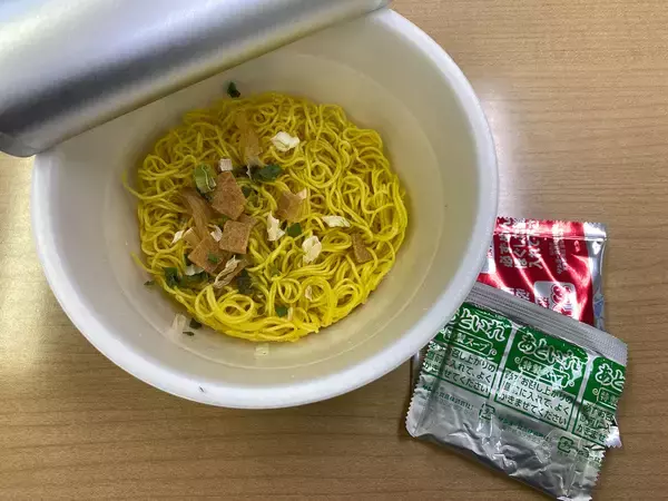 「【実食レポ】あの『天下一品』のこってり具合の再現度は？ カップ麺を実食してみた！」の画像