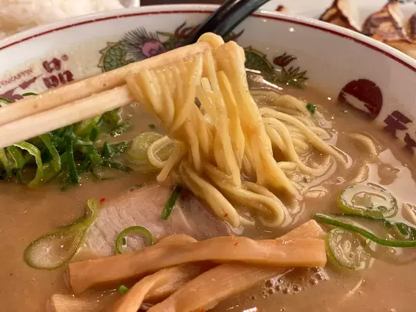 「【実食レポ】あの『天下一品』のこってり具合の再現度は？ カップ麺を実食してみた！」の画像