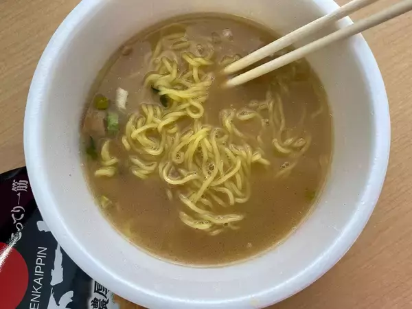 「【実食レポ】あの『天下一品』のこってり具合の再現度は？ カップ麺を実食してみた！」の画像
