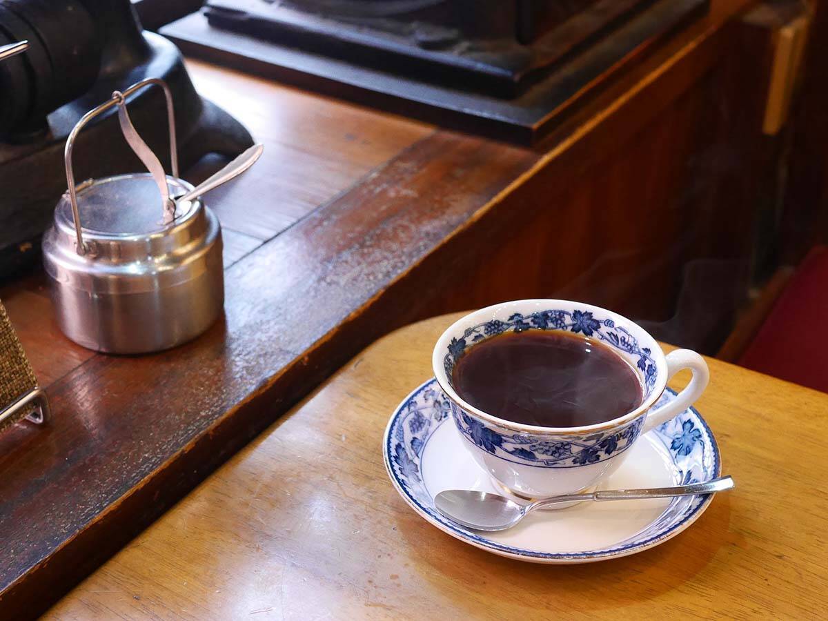 大阪に現存する最古の喫茶店『平岡珈琲店』で100年以上愛されるコーヒーを味わう
