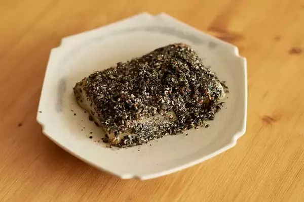 「【お餅の簡単アレンジ3選】止まらぬ美味しさ！ 黒ごま・のり塩・ピリ辛風味」の画像