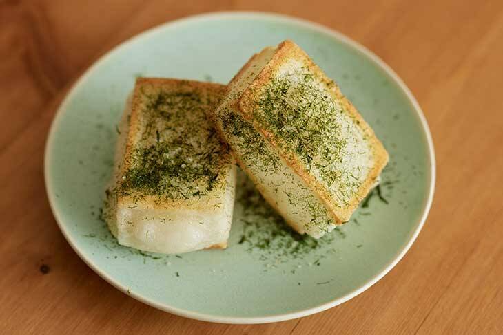 【お餅の簡単アレンジ3選】止まらぬ美味しさ！ 黒ごま・のり塩・ピリ辛風味