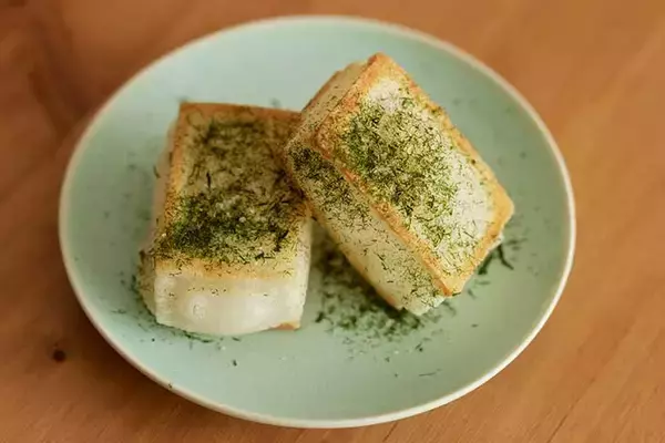 「【お餅の簡単アレンジ3選】止まらぬ美味しさ！ 黒ごま・のり塩・ピリ辛風味」の画像