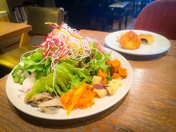 【静岡】焼きたてパンが食べ放題！BLUE BOOKS caféで楽しむ贅沢ランチ