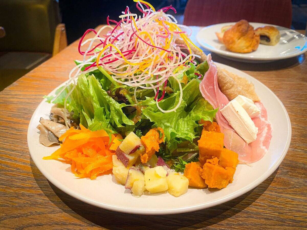 【静岡】焼きたてパンが食べ放題！BLUE BOOKS caféで楽しむ贅沢ランチ