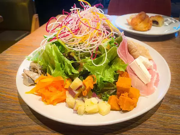 「【静岡】焼きたてパンが食べ放題！BLUE BOOKS caféで楽しむ贅沢ランチ」の画像