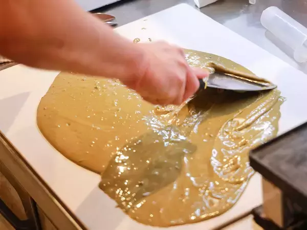 「【新連載・おじさんは宝石だ！】穏やかさの中に専門店のプロの顔！ Vol.1『ハミングバード』の時女さん」の画像