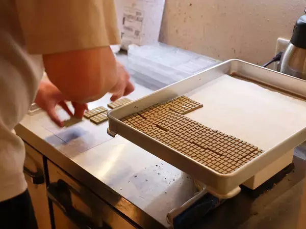 「【新連載・おじさんは宝石だ！】穏やかさの中に専門店のプロの顔！ Vol.1『ハミングバード』の時女さん」の画像