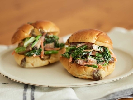 【ベーコンの絶品レシピ】一品で栄養満点！「レーズンロールのカラフルサンド」の作り方