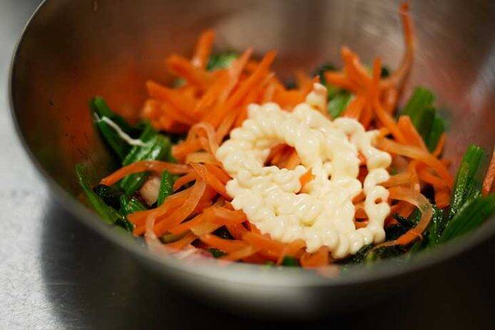 【ベーコンの絶品レシピ】一品で栄養満点！「レーズンロールのカラフルサンド」の作り方