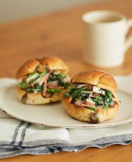 【ベーコンの絶品レシピ】一品で栄養満点！「レーズンロールのカラフルサンド」の作り方