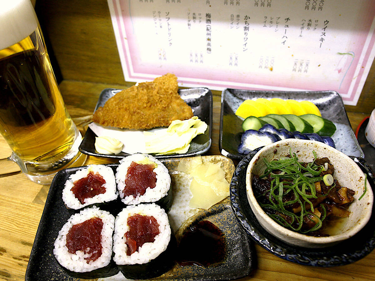 【京都の旅グルメ】京都らしくないのに大人気！ 安くて旨い立ち飲み居酒屋『庶民』とは？