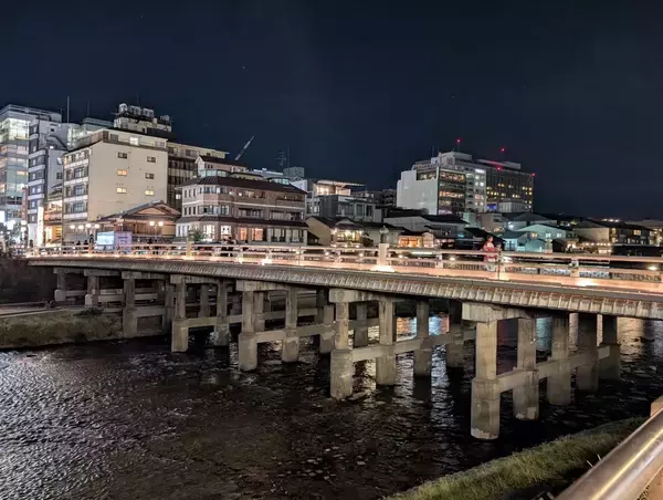 「京都のおすすめ宿泊＆街巡りスポット！『ヒルトン京都』の街の食堂のようなレストランにも注目」の画像
