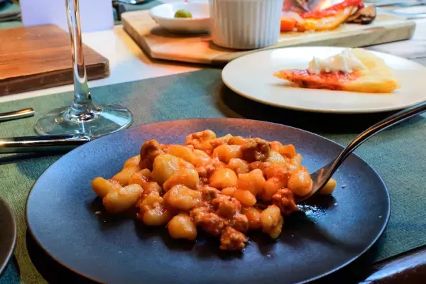 「京都のおすすめ宿泊＆街巡りスポット！『ヒルトン京都』の街の食堂のようなレストランにも注目」の画像