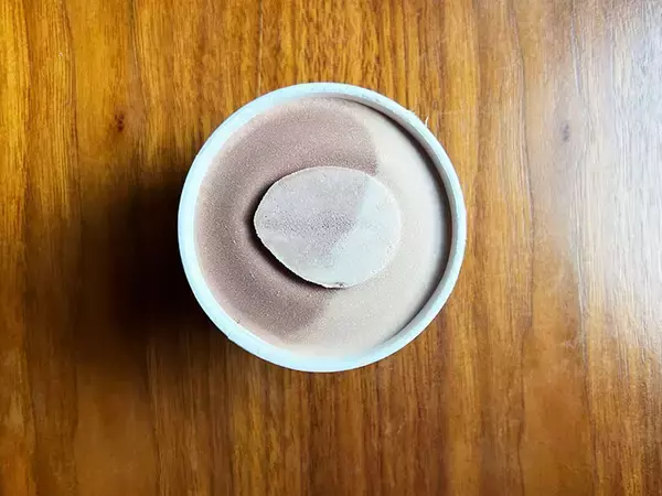 「隠し味のアレが旨さの秘訣！ ハーゲンダッツの新作「ショコラ デュオ」を食べてみた」の画像