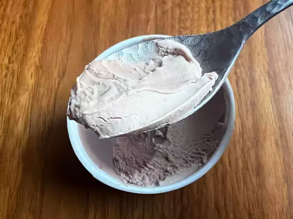「隠し味のアレが旨さの秘訣！ ハーゲンダッツの新作「ショコラ デュオ」を食べてみた」の画像