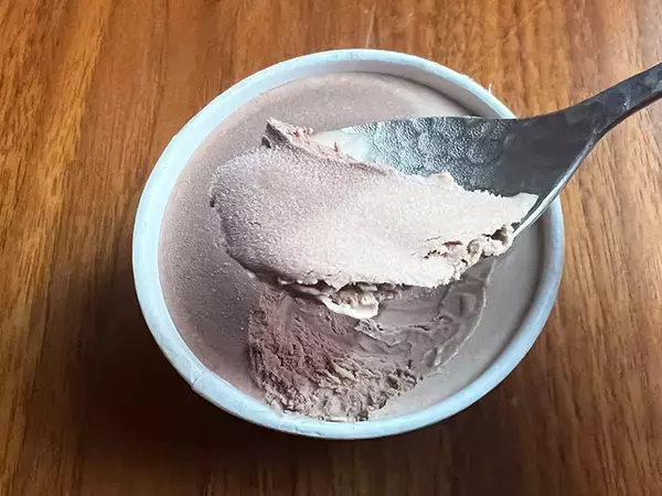 「隠し味のアレが旨さの秘訣！ ハーゲンダッツの新作「ショコラ デュオ」を食べてみた」の画像