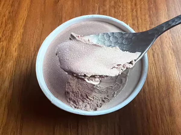 「隠し味のアレが旨さの秘訣！ ハーゲンダッツの新作「ショコラ デュオ」を食べてみた」の画像