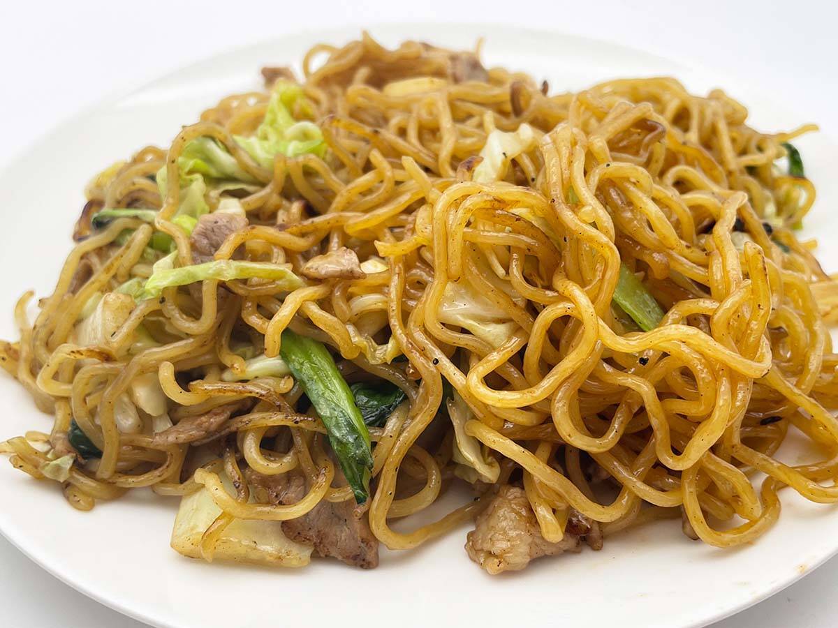 もう「マルちゃん焼そば」に戻れないかも…埼玉『岡本製麺』の「鉄板 焼そば麺」が旨すぎた！