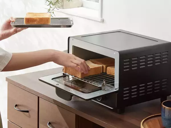 「いつものトーストが極上の1枚に変わる。いま注目の最新オーブントースター3選」の画像