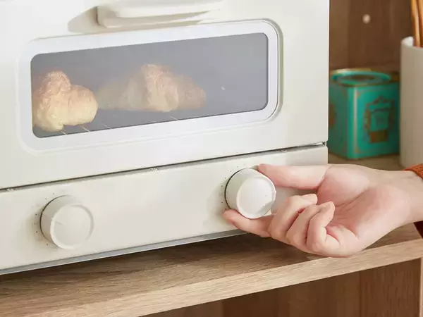 「いつものトーストが極上の1枚に変わる。いま注目の最新オーブントースター3選」の画像