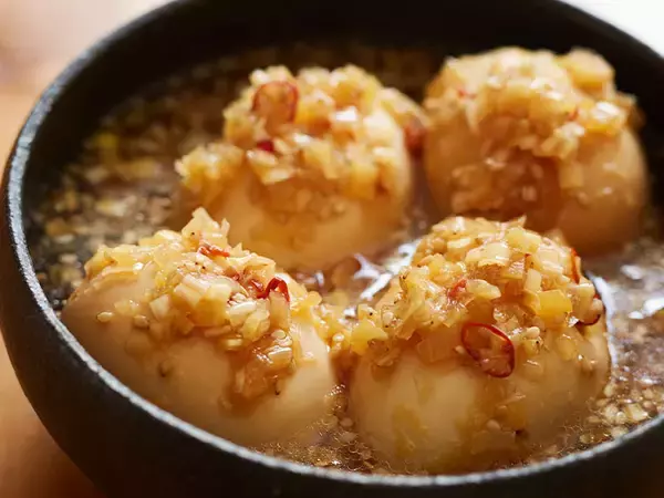 「【保存版】とろ～り卵が悪魔的な美味しさ！ プロが教える韓国風味玉「麻薬たまご」の作り方」の画像