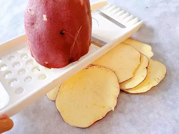 「たった110円で “激旨さつまいもチップス”が無限に作れる！ ダイソーの「チップスメーカー」が神アイテムだった」の画像