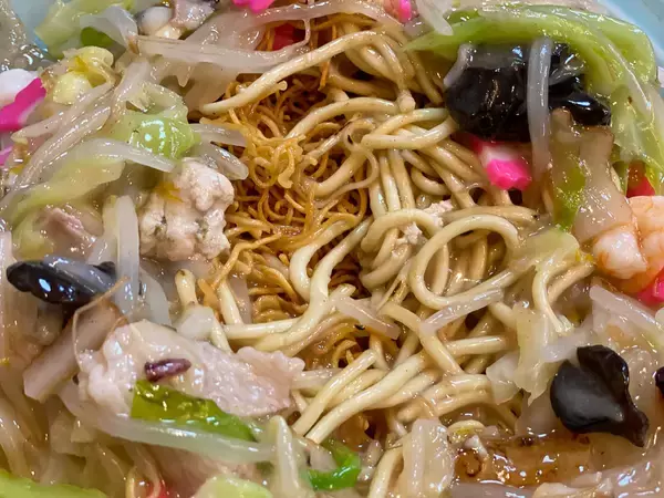 「東京在住の長崎県民も大絶賛！ 細麺＆太麺が一度に味わえる『長崎飯店』の「皿うどん合盛」を食べてきた」の画像