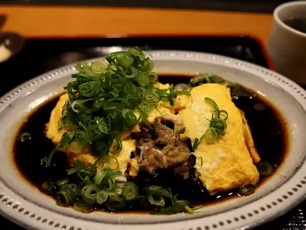 「食べれば大阪人の「牛煮込み愛」がわかる。裏なんば名物「肉巻き玉子」とは」の画像