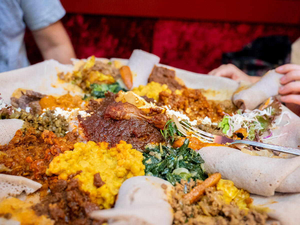 葛飾区にあるガチのエチオピア料理店に行ってきた！ “巻いて食べる”エチオピア料理の楽しみ方とは？